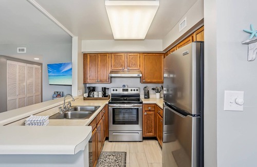 Pensacola Beach Condominio | Lazy Dolphin - Beautifully Updated, Convenient Condo with Huge Community Pool & Tennis Court