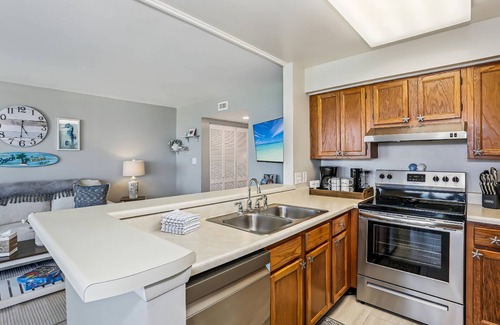 Pensacola Beach Condominio | Lazy Dolphin - Beautifully Updated, Convenient Condo with Huge Community Pool & Tennis Court