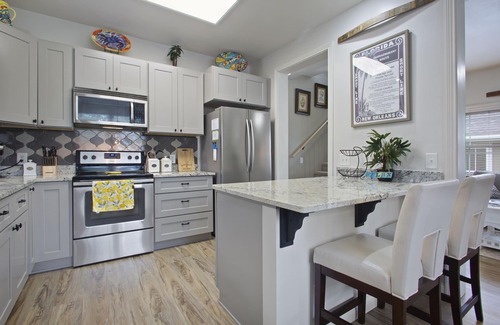 Long Beach Casa | Lazy Lemon Cottage - ¡Un corto paseo a la playa desde esta casa recientemente remodelada!