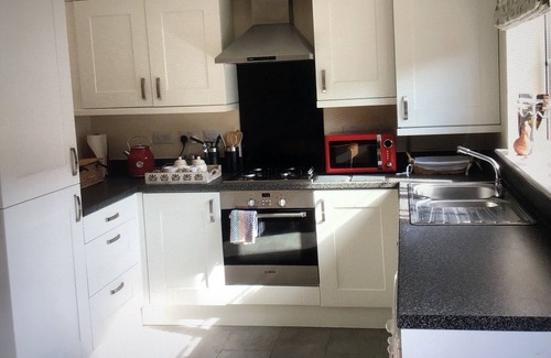 Oakham Casa | Lazy Nest - Sleeps 4, Parking, Garden & Hammocks
