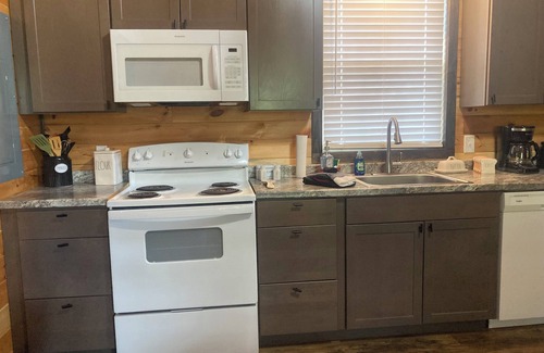 Campton Cabina | Cozy Cabin Nestled in Red River Gorge Hot Tub WiFi