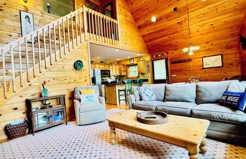 Greentown Cabina | Lazy River Cabin: Private 3 Bedroom, 3 Bath Getaway on Lake Wallenpaupack
