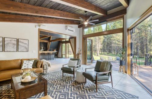 La Pine Casa | Lazy River Glamp-House by AvantStay Newly Built Luxe Indoor-Outdoor Living