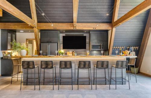 La Pine Casa | Lazy River Glamp-House by AvantStay Newly Built Luxe Indoor-Outdoor Living
