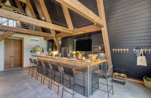 La Pine Casa | Lazy River Glamp-House by AvantStay | Newly Built, Luxe Indoor-Outdoor Living
