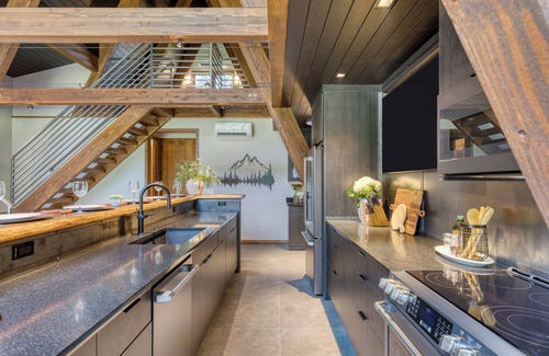 La Pine Casa | Lazy River Glamp-House by AvantStay | Newly Built, Luxe Indoor-Outdoor Living