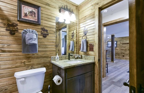 Branson Cedars Cabina | Lazy River Lodge | 5 Bed, 5 Bath