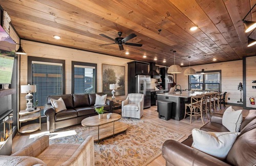 Sevierville Chalet De Esquí | Sleeps 18 | Heated Pool | Hot Tub | Mountain Views