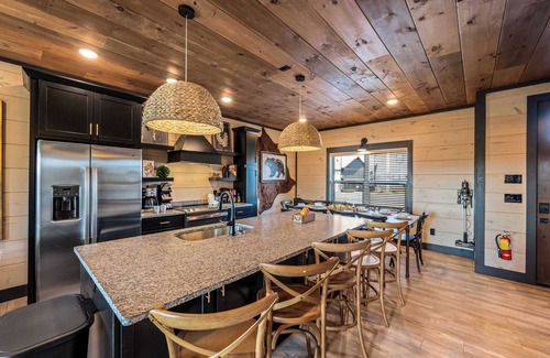 Sevierville Chalet De Esquí | Sleeps 18 | Heated Pool | Hot Tub | Mountain Views