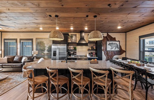 Sevierville Chalet De Esquí | Sleeps 18 | Heated Pool | Hot Tub | Mountain Views