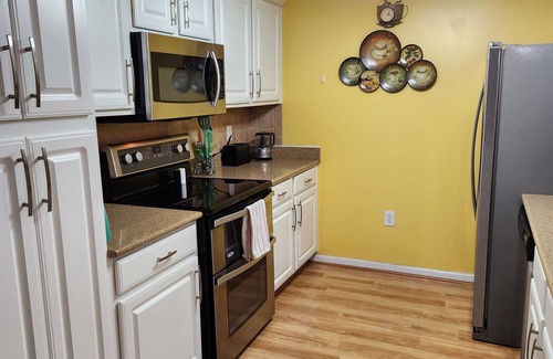 Surfside Beach Condominio | Lazy Willow Condo in Myrtle Beach, with a short drive to the beach!
