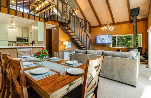 Guerneville Cabina | Lazy RiverLodge:FUN Family Cabin on River! Dock! Decks/GmRm/WiFi /HotTub!