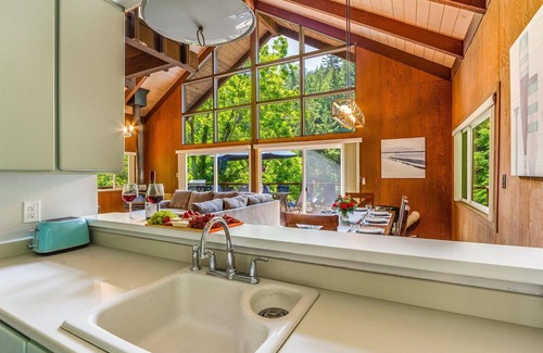 Guerneville Cabina | Lazy RiverLodge:FUN Family Cabin on River! Dock! Decks/GmRm/WiFi /HotTub!