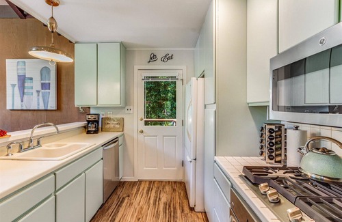 Guerneville Cabina | Lazy RiverLodge:FUN Family Cabin on River! Dock! Decks/GmRm/WiFi /HotTub!