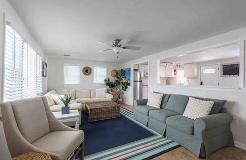 Ship Bottom Apartamento | LBI Beach Escape. 2-bedroom apartment with AC in best Ship Bottom location
