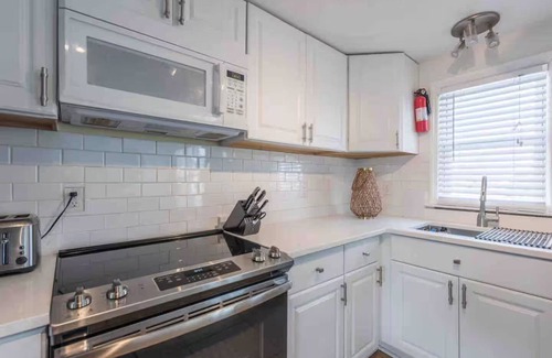 Ship Bottom Apartamento | LBI Beach Escape. 2-bedroom apartment with AC in best Ship Bottom location