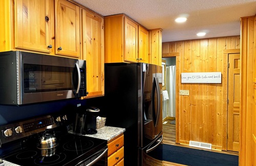 Northwoods Beach Cabina | Lakefront Cottage, Dock in for the season!