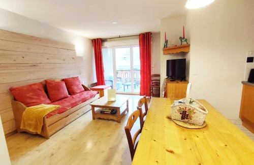 Bagneres-de-Luchon Apartamento | Le 102, T3 pour 5 personnes, vue montagne, classé 2 étoiles NF, parking, piscine en été