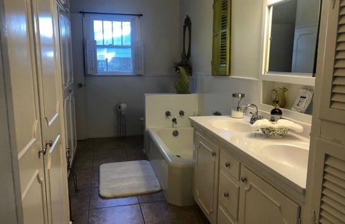 Lafayette Otro | Le Barn Rouge Bed & Breakfast Una casa de campo en Acadiana