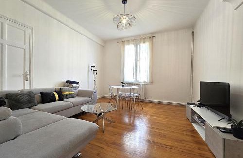Montauban Apartamento | Le Bout du Pont - 5 min à pied de la gare Villebourbon et de l'hypercentre - Vue sur Pont Vieux - Grande terrasse - 8 couchages - 3 chambres spacieuses - 4 lits - Places de stationnement gratuites au pied de l'immeuble