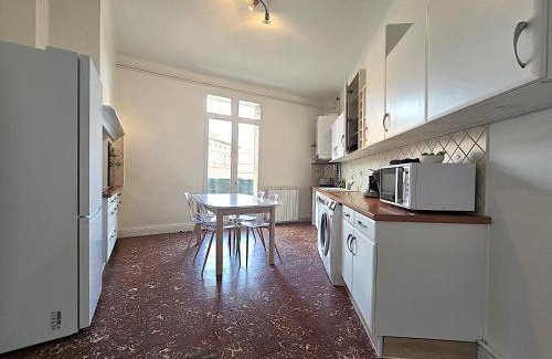 Montauban Apartamento | Le Bout du Pont - 5 min à pied de la gare Villebourbon et de l'hypercentre - Vue sur Pont Vieux - Grande terrasse - 8 couchages - 3 chambres spacieuses - 4 lits - Places de stationnement gratuites au pied de l'immeuble