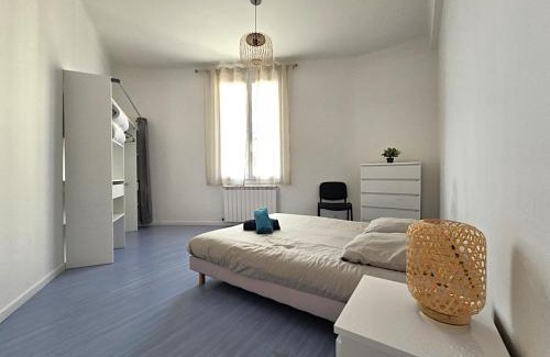 Montauban Apartamento | Le Bout du Pont - 5 min à pied de la gare Villebourbon et de l'hypercentre - Vue sur Pont Vieux - Grande terrasse - 8 couchages - 3 chambres spacieuses - 4 lits - Places de stationnement gratuites au pied de l'immeuble