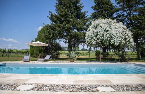 Vire-sur-Lot Cabaña | Le Caillau, casa rural de lujo con restaurante y piscina privada climatizada en los viñedos