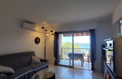 Frejus Port Apartamento | LE CAPITOLE Studio 27m2 con aire acondicionado, vista al mar, balcón y estacionamiento privado seguro 30M a pie de la playa y Port Fréjus