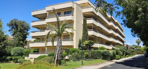 Cap-d'Antibes Apartamento | Le Château de la Pinède - début Cap d'Antibes - garden flat, swimming pool, tennis