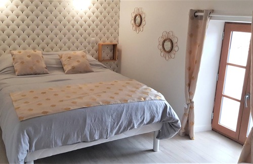 Marennes Casa | Le Chai house from the 19th century full of charm with its stone staircase.