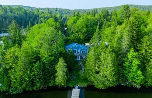 St-Adolphe-d'Howard Chalet De Esquí | Le Chalet Bleu, spa au bord du lac