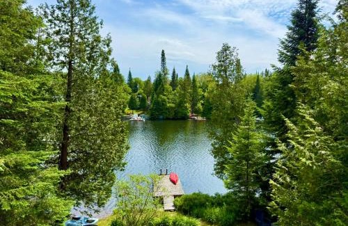 St-Adolphe-d'Howard Chalet De Esquí | Le Chalet Bleu, spa au bord du lac