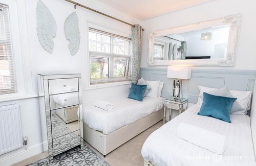 Poole Apartamento | Le Chambre d Isabel by Grandeur Property