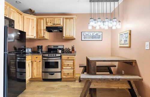 Mountain Village Condominio | Le Chamonix B by Avantstay Located In Mountain Village, Close to Gondola & Skiing