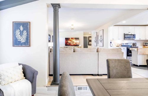 Williamstown Casa | Le Chandelier: Nestled Amidst Breathtaking Scenery , 5 Miles from the Ark
