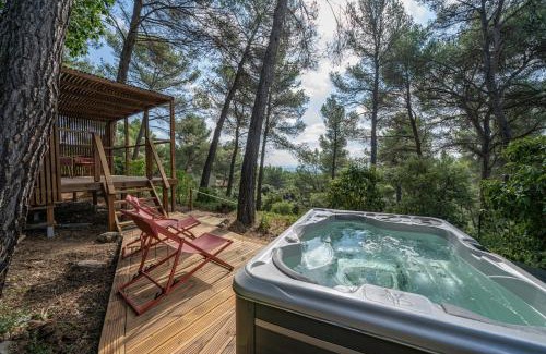 Saint-Marc-Jaumegarde Cama Y Desayuno | Le Chant des Pins Lodge & Spa Tour de Keyrié