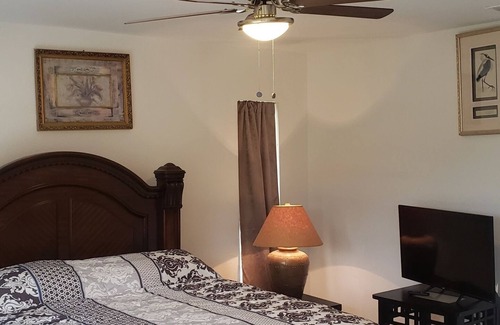 Westminister Cama Y Desayuno | Le chateau; Entire house 3 rooms . 2 bathrooms.
