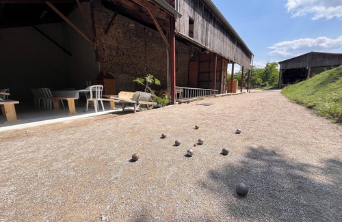 Chatte Casa | Le Domaine des Gameaux, gîte, large courtyard, kitchen area, games, workshops