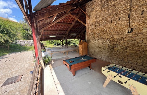 Chatte Casa | Le Domaine des Gameaux, gîte, large courtyard, kitchen area, games, workshops