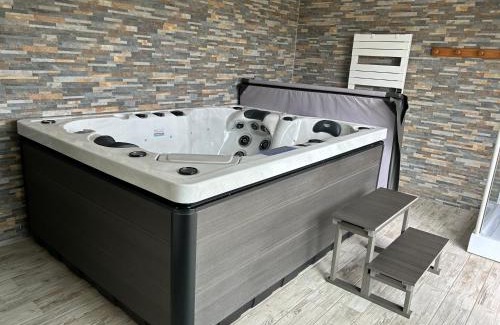 Saint-Laurent-d'Olt Casa | Le domaine du bez gite de Jules piscine,sauna,sauna,hammam,spa