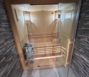 Saint-Laurent-d'Olt Casa | Le domaine du bez gite de Jules piscine,sauna,sauna,hammam,spa