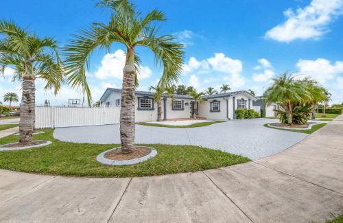 Westchester Casa | Le Femme Paradise 5bdrooms Minigolf Heated pool and Gameroom