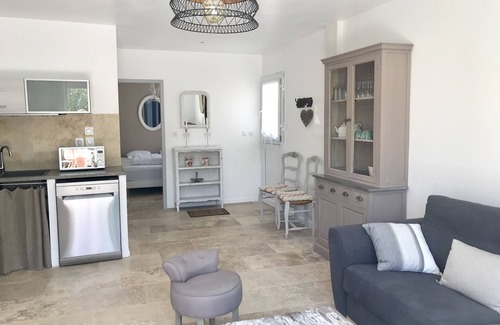 Arpaillargues-et-Aureillac Cabaña | Les Lauriers-Gîte-Confortable-Bañera de hidromasaje-Vista a la Piscina