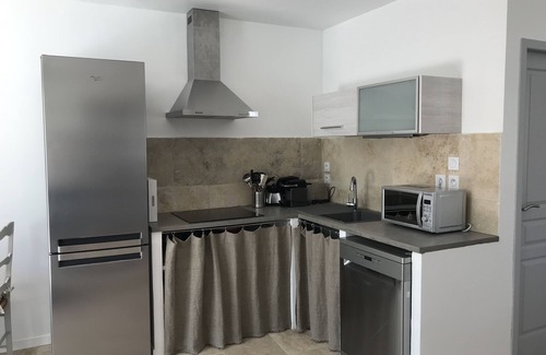 Arpaillargues-et-Aureillac Cabaña | Les Lauriers-Gîte-Confortable-Bañera de hidromasaje-Vista a la Piscina