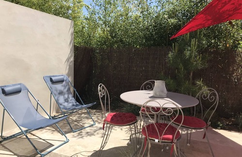 Arpaillargues-et-Aureillac Cabaña | Les Lauriers-Gîte-Confortable-Bañera de hidromasaje-Vista a la Piscina