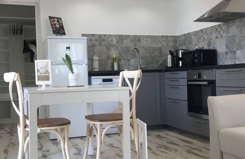 Saintes-Maries-de-la-Mer Apartamento | Apartamento con terraza a 300 metros de las playas, wifi gratuito.