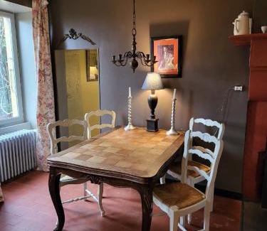 Saint-Julien-de-Civry Casa | Le gîte de Montjardin du Château de Vaulx