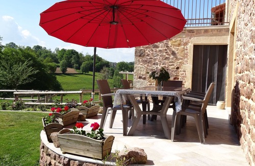 Saint-Laurent-en-Brionnais Casa | Casa rural en el campo verde, montañoso del sur de Borgoña