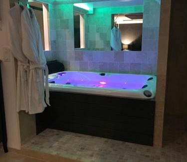 Quartier Vieux Marche-Cathedrale Apartamento | Le Jacuzzi