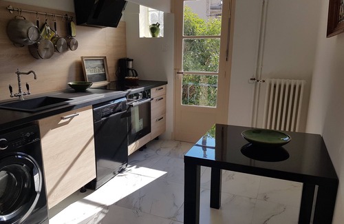 Carcassonne Casa | Le Jardin de Pierrette... with garage and city view very close to the city center.